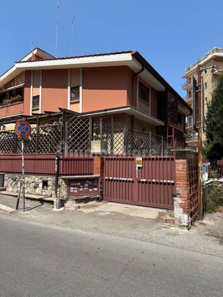 3 bedrooms Apartment in Rome, Italy No. 318355