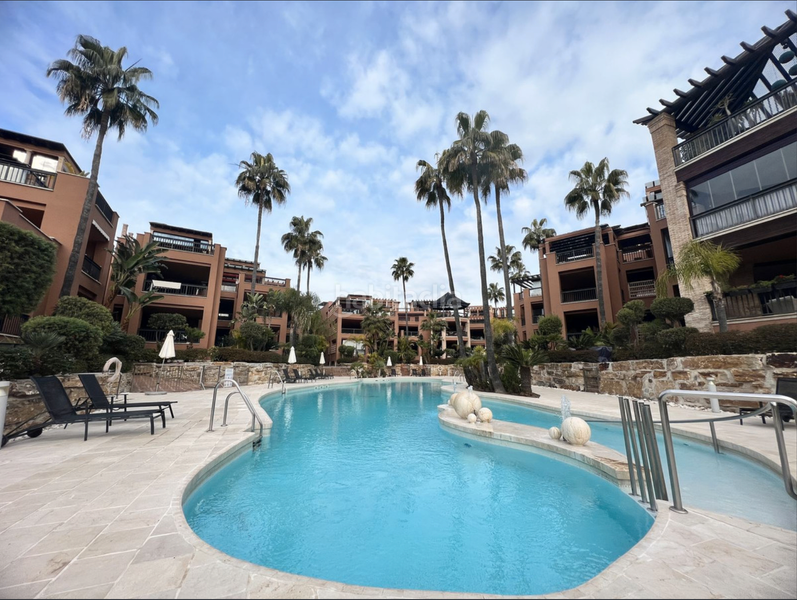 Dúplex de 4 dormitorios en Marbella, Spain No. 85497