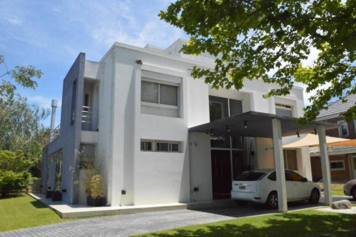 Casa de 3 dormitorios en Tigre, Argentina No. 52871