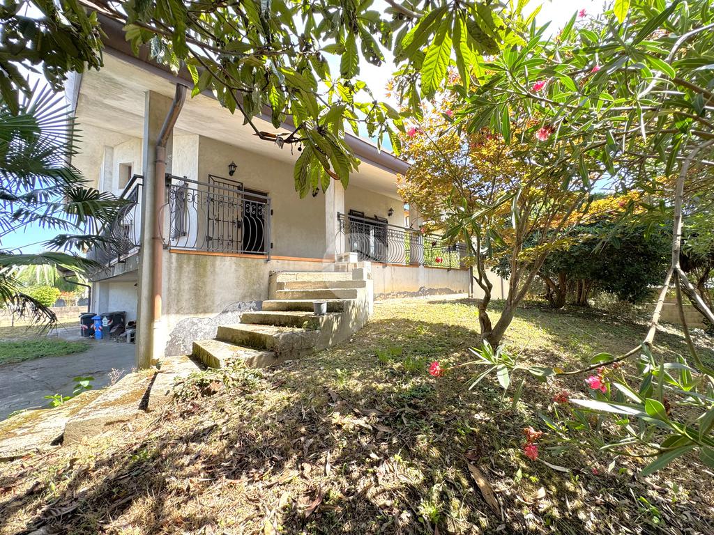 4 bedrooms Villa in Salzano, Italy No. 257629