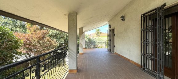 4 bedrooms Villa in Salzano, Italy No. 257629 2