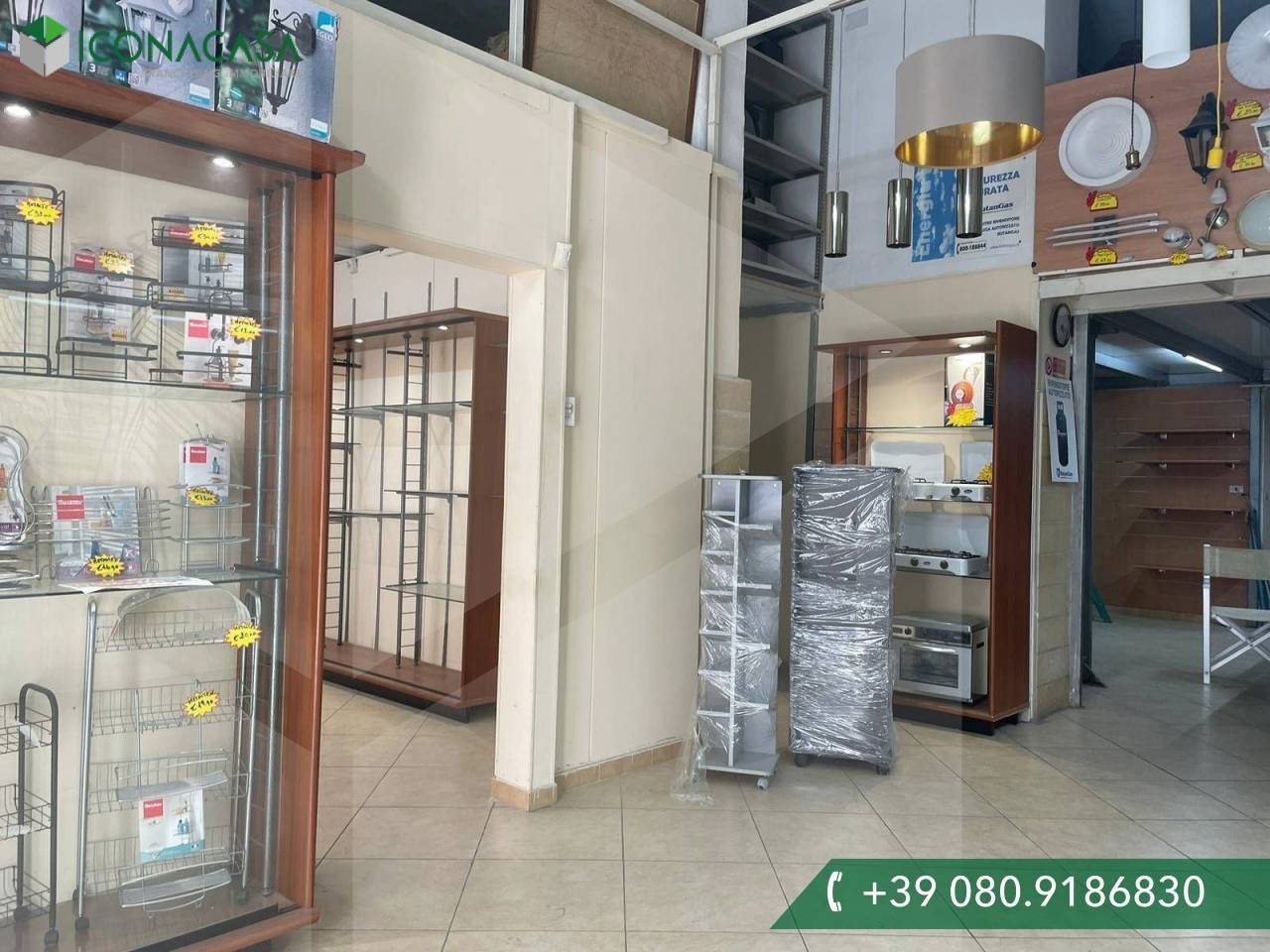 3 rooms Commercial property in Bari, Italy No. 21998