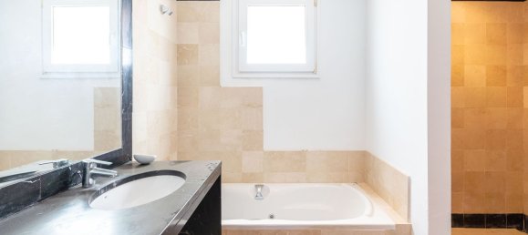 4 bedrooms House in Cadiz, Spain No. 26622 26