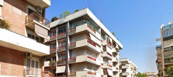 3 rooms Apartment in Rome, Italy No. 35690 2