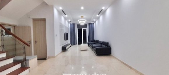 Villa de 5 dormitorios en Tay Ho, Vietnam No. 810 2