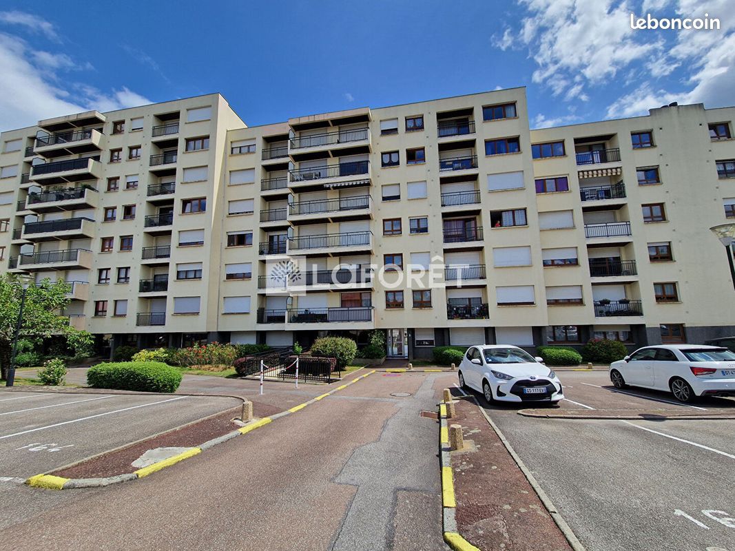 Квартира с 3 спальнями в Лимож, Франция № 335655