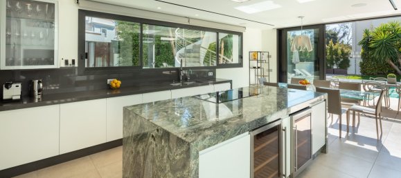 7 bedrooms Villa in Marbella, Spain No. 4470 11