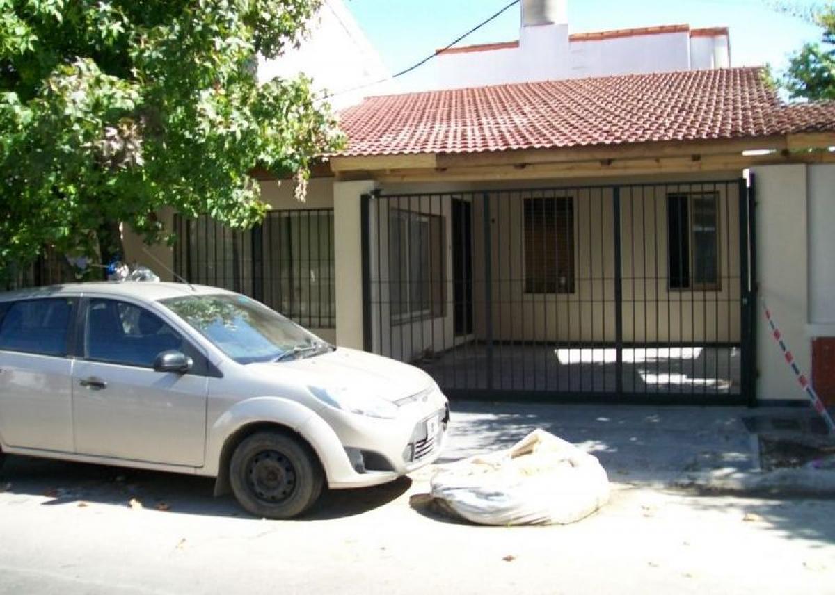 4 bedrooms House in Moron, Argentina No. 21721