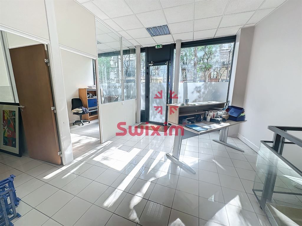 120m² Commercial property in Paris, France No. 169951