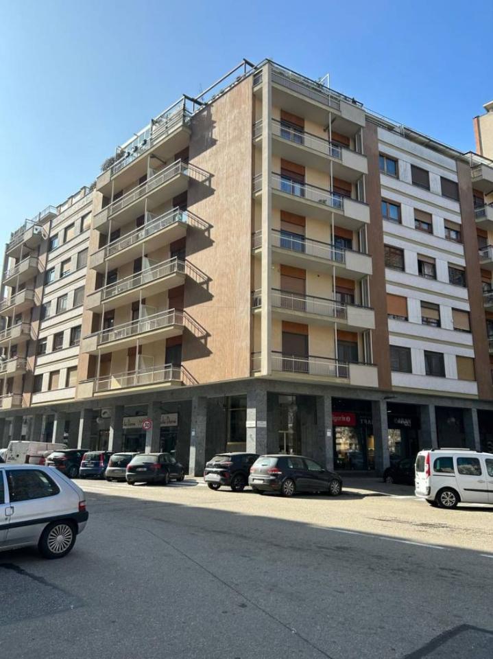 5 rooms Apartment in Turin, Italy No. 37728