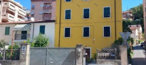 2 rooms Apartment in Carrara, Italy No. 49471 2