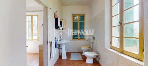 2 bedrooms House in Ferrara, Italy No. 145535 4