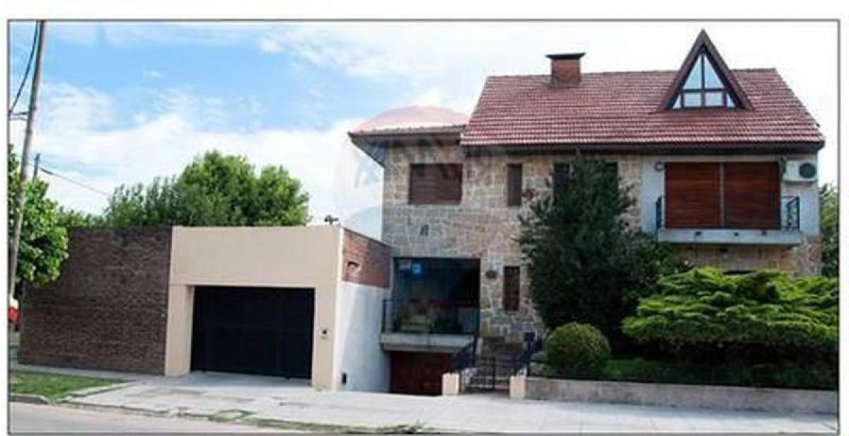 Casa de 3 dormitorios en Quilmes, Argentina No. 5596