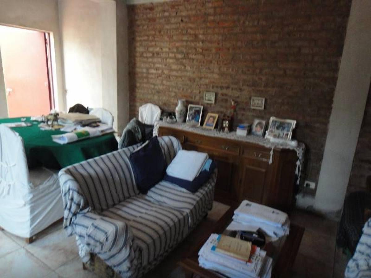 Casa de 3 dormitorios en Buenos Aires, Argentina No. 74226