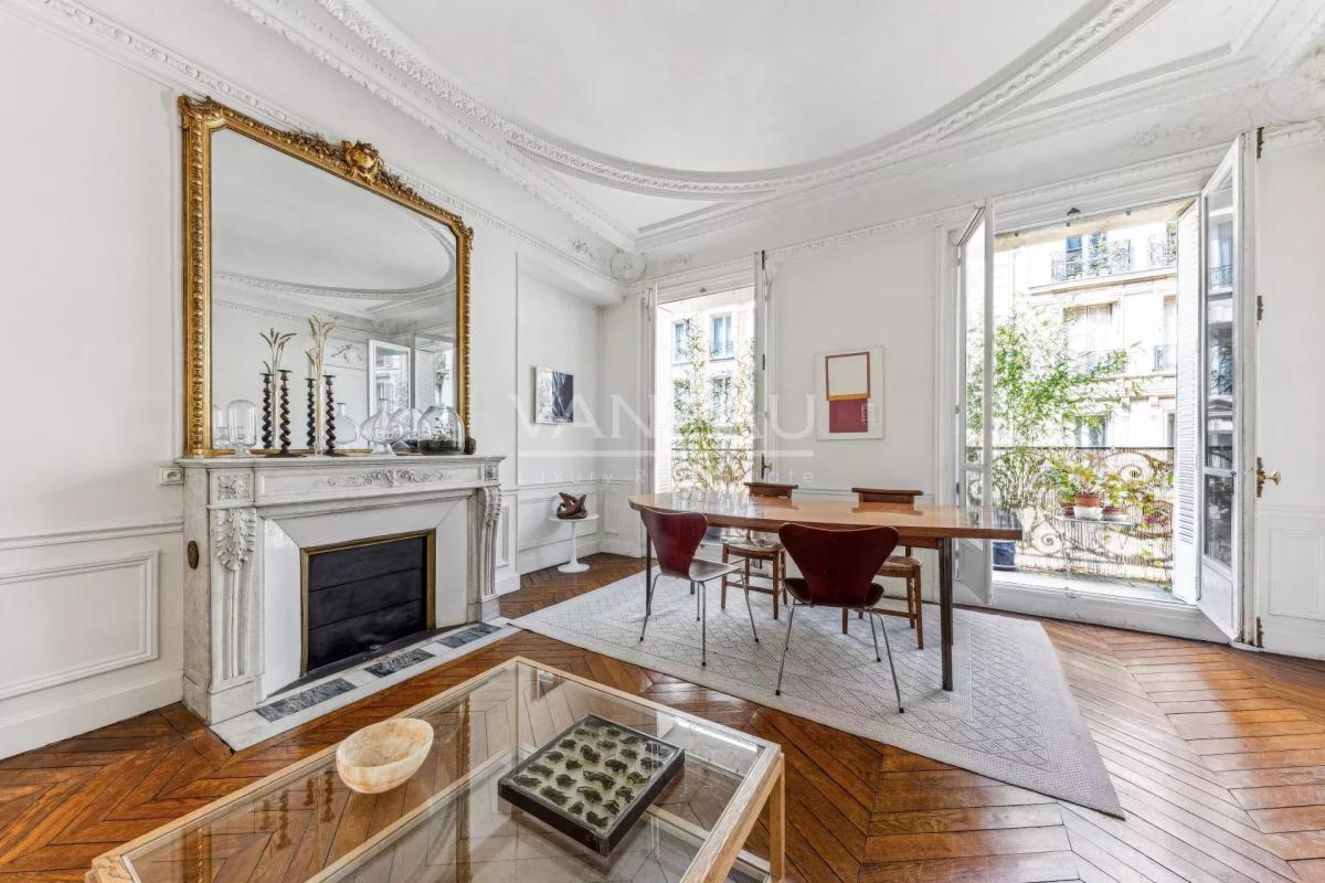 3 bedrooms Apartment in Paris, France No. 105135