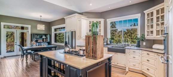 5 bedrooms House in British Columbia, Canada No. 1265 8