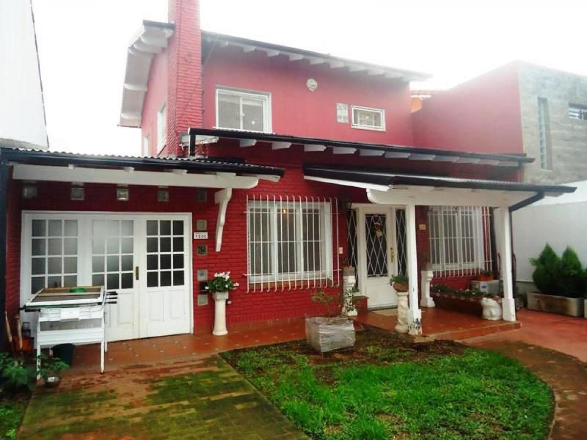 Casa de 3 dormitorios en Vicente López, Argentina No. 55028