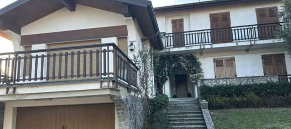 16 rooms Villa in Erba, Italy No. 3271 2