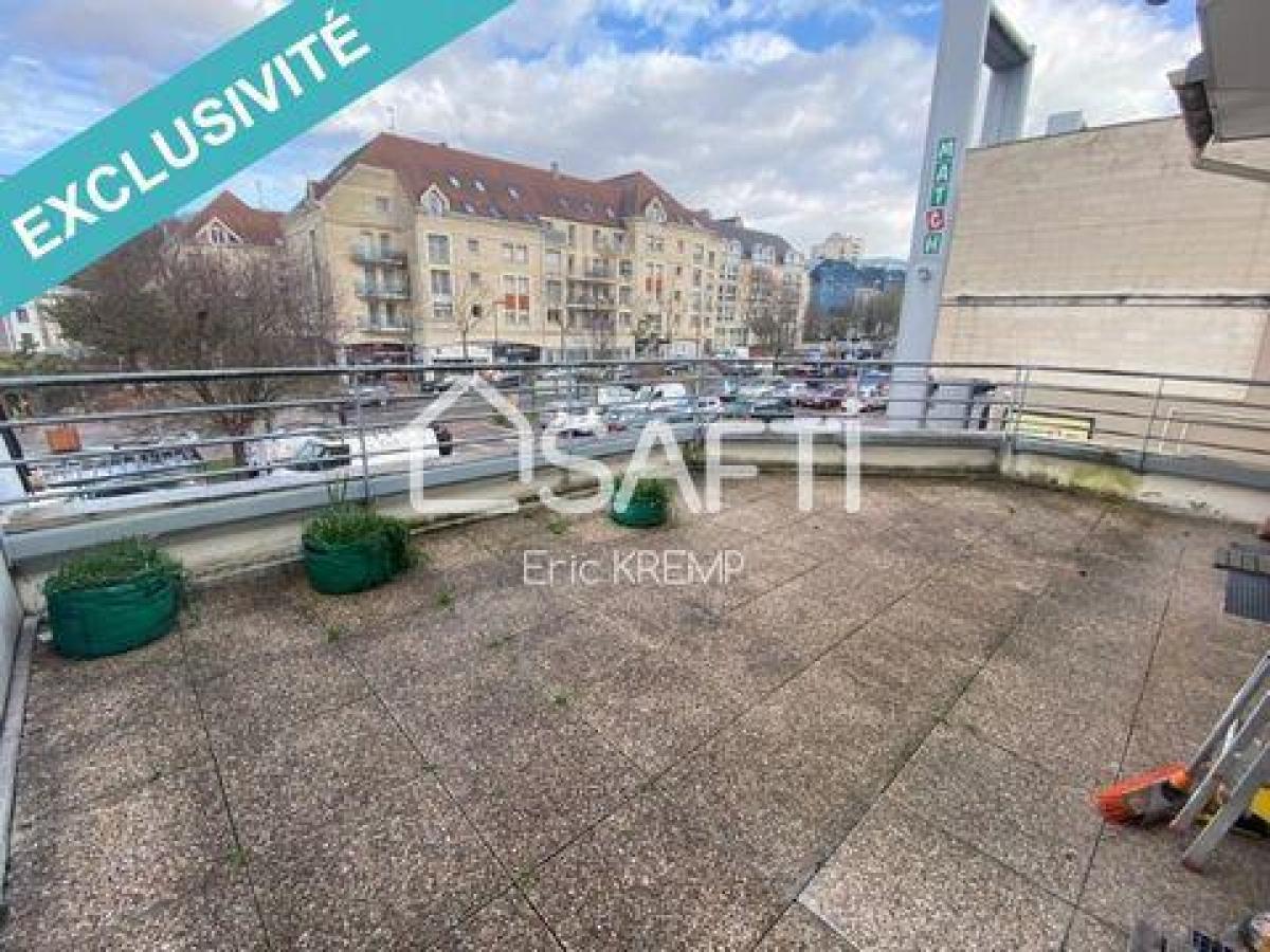 56m² Office in Creil, France No. 18791