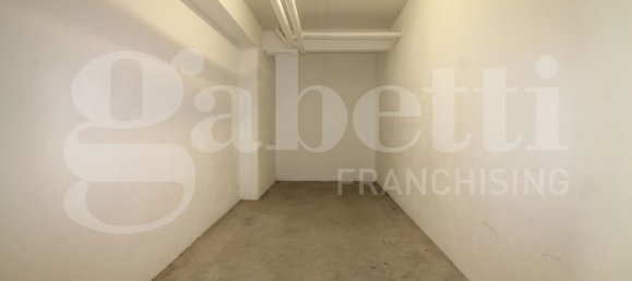 14m² Garage in Rome, Italy No. 57077 4