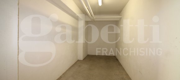 14m² Garage in Rome, Italy No. 57077 3