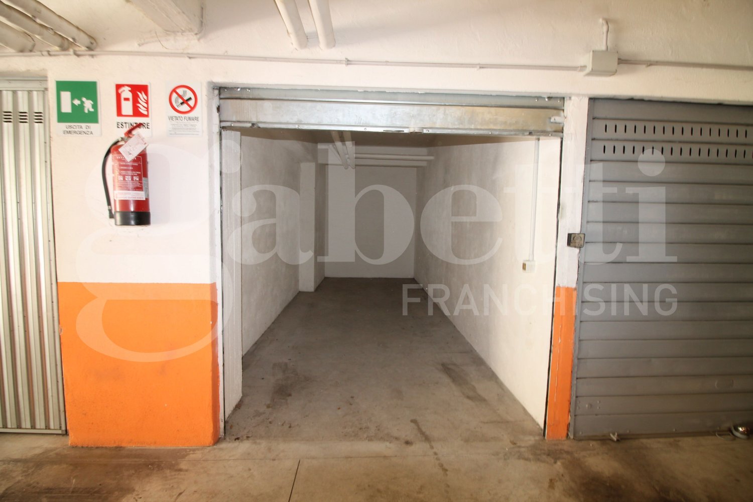 14m² Garage in Rome, Italy No. 57077