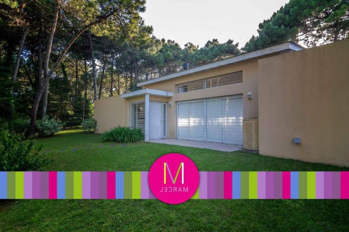 3 bedrooms House in Mar del Plata, Argentina No. 70536