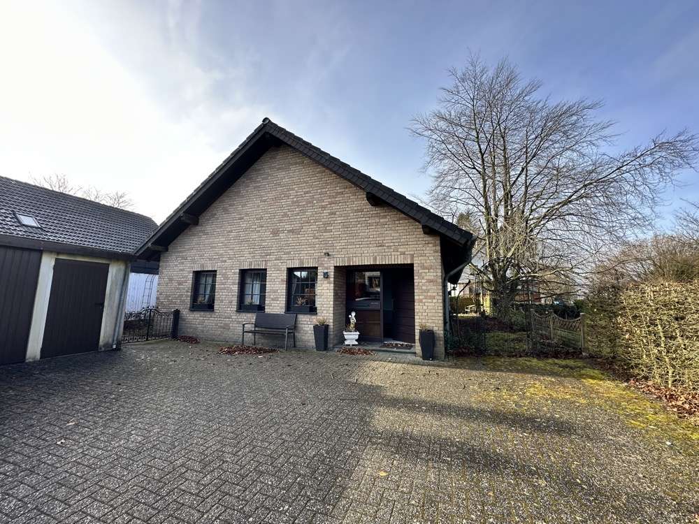 Бунгало с 4 комнатами в Ахен, Германия № 210852