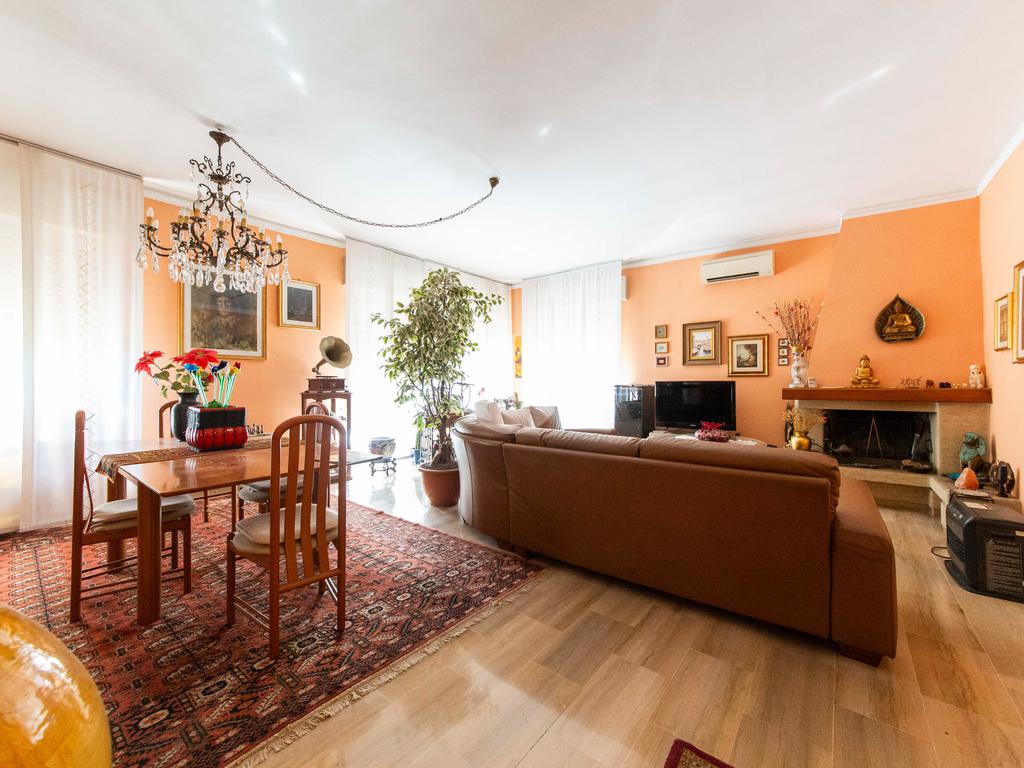 4 bedrooms Villa in Settimo Milanese, Italy No. 324776
