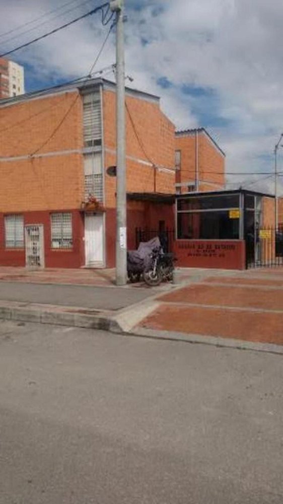 Casa de 3 dormitorios en Bogotá, Colombia No. 13754