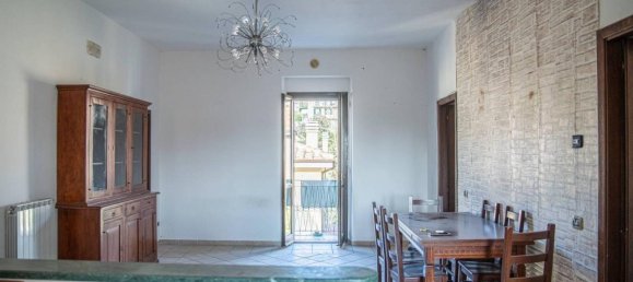 4 rooms Apartment in Perugia, Italy No. 36876 3