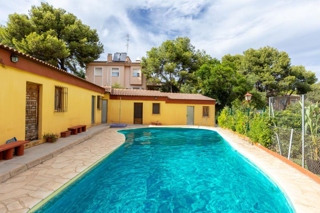 3 bedrooms Villa in Torrent, Spain No. 205499