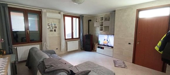 3 rooms Apartment in Parma, Italy No. 37589 2