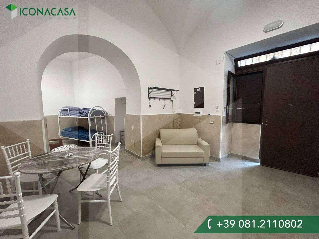 2-salle Appartement à Naples, Italy No. 28333