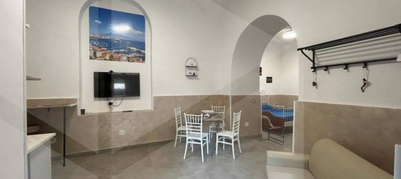 2-salle Appartement à Naples, Italy No. 28333 4