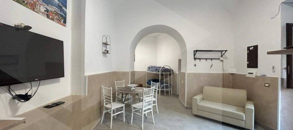 2-salle Appartement à Naples, Italy No. 28333 3