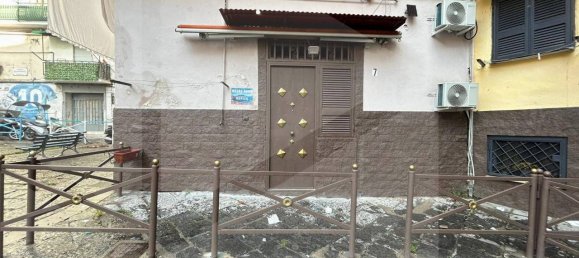 2-salle Appartement à Naples, Italy No. 28333 9