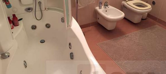 Квартира с 5 комнатами в Саннадзаро де Бургонди, Италия № 194002 5