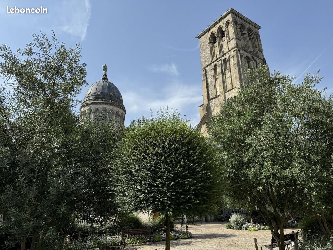 400m² Office in Tours, France No. 240128