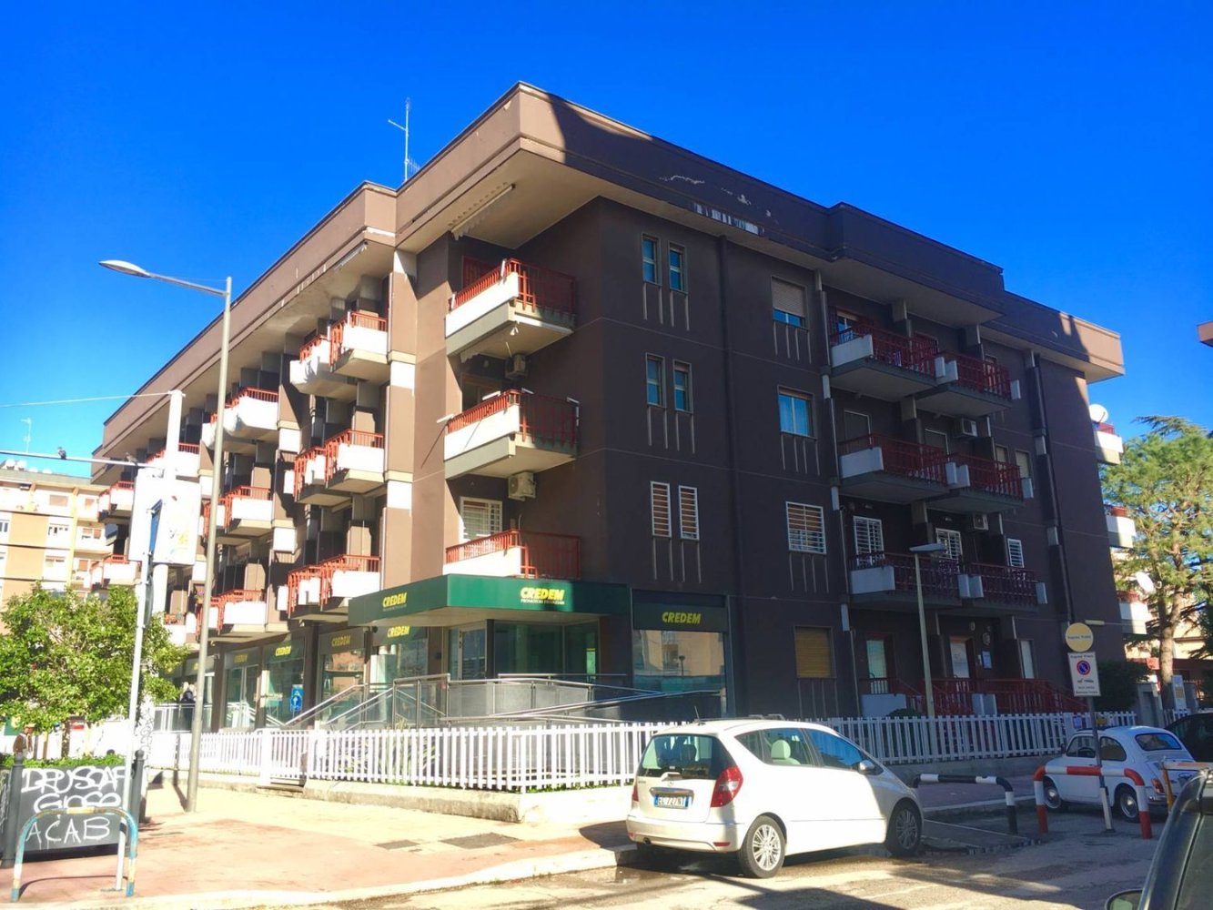 100m² Office in Bari, Italy No. 165254