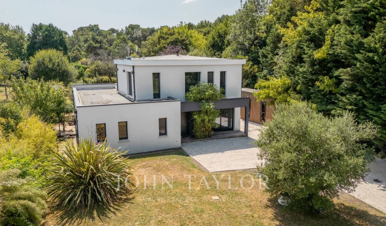 5 bedrooms Villa in Gradignan, France No. 282897