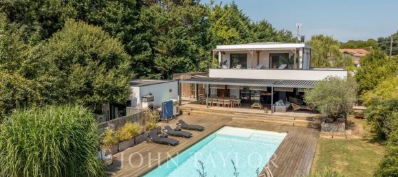 5 bedrooms Villa in Gradignan, France No. 282897 2