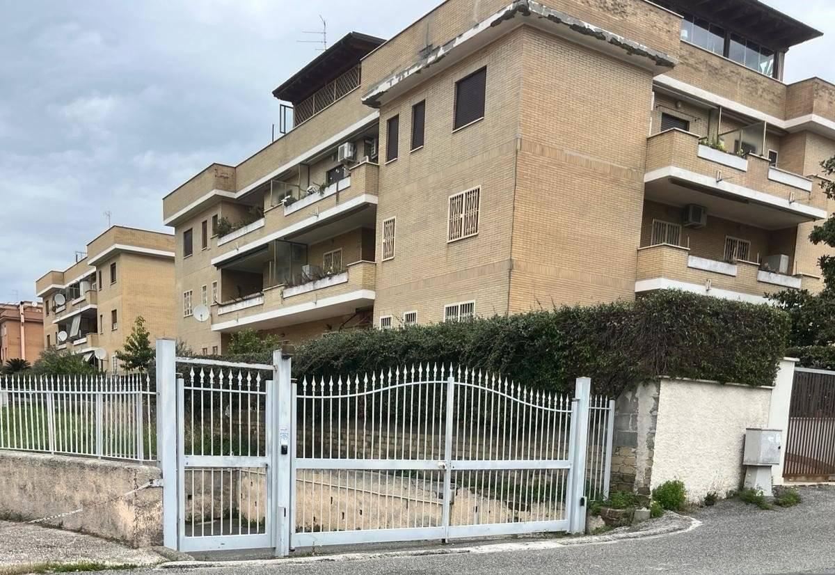 14m² Garage in Tivoli, Italy No. 28442