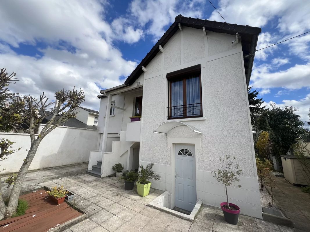 Casa de 2 dormitorios en Aulnay-sous-Bois, France No. 164301
