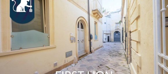 Дом с 14 комнатами в Лечче, Италия № 32374 4