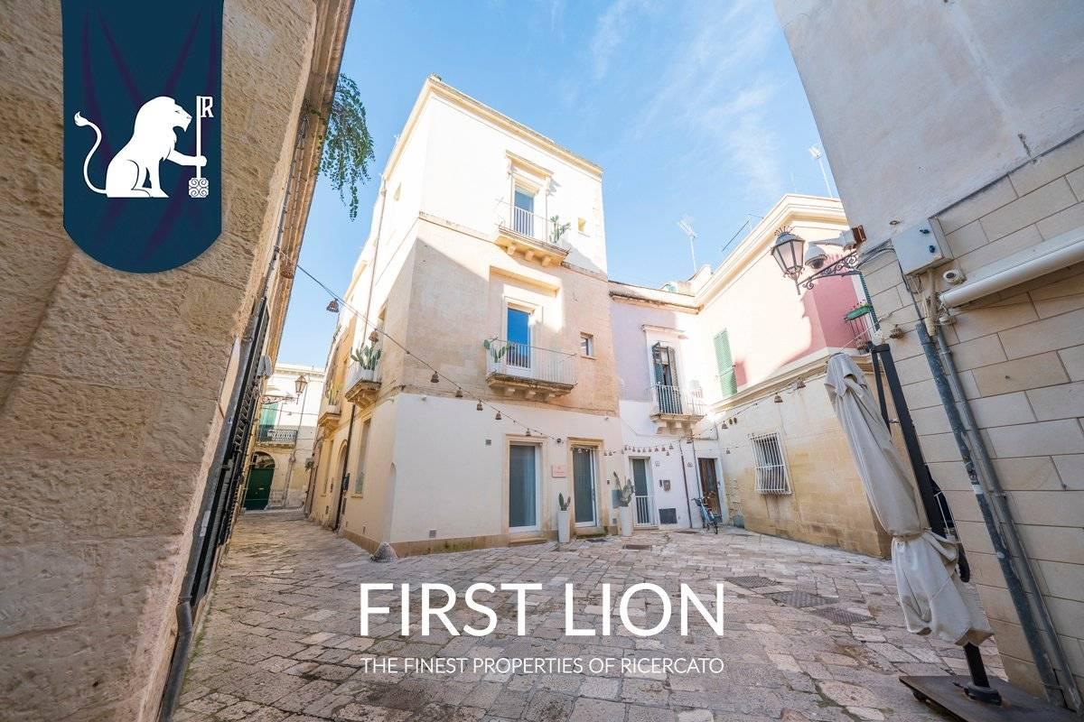 Дом с 14 комнатами в Лечче, Италия № 32374