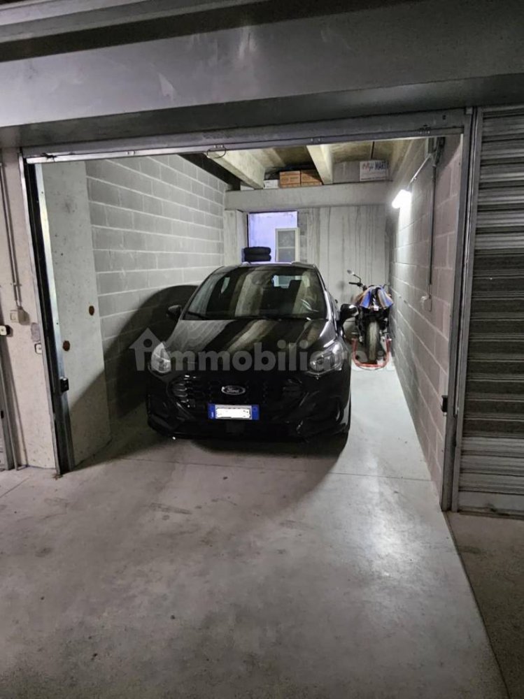  مرآب في Toscolano Maderno, Italy 15متر مربع رقم 282278