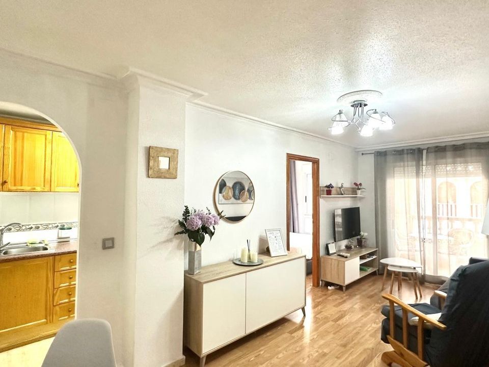 Apartamento de 2 dormitorios en Torrevieja, Spain No. 220212