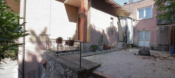 3-salle Appartement à Amelia, Italy No. 260515 3