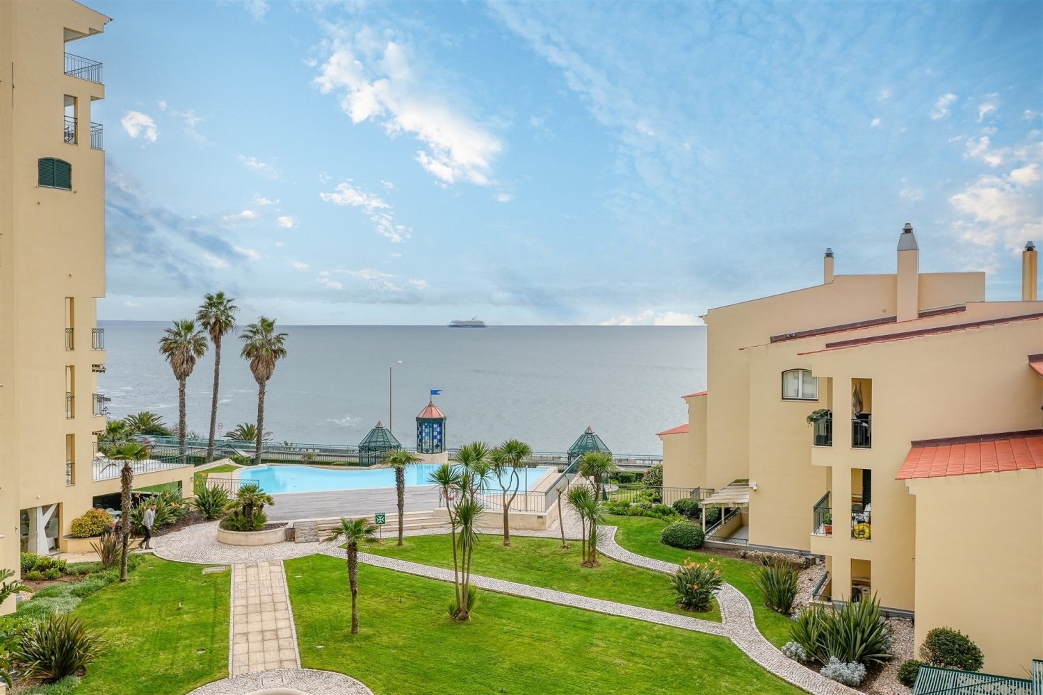 Apartamento de 2 dormitorios en Cascais, Portugal No. 97771